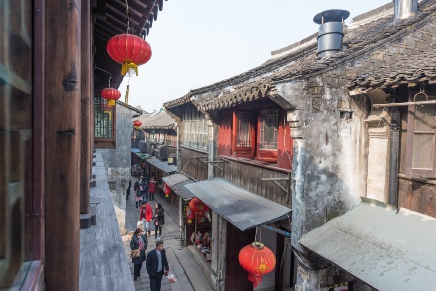 高院已裁定再审了并中止了执行,为什么法官还冻结当事人的债权?-有问必答平台